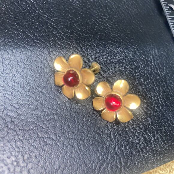 Vintage Earrings .5 Inch Gold Tone Flower Red Jewel Screw Back Good Condition - Picture 2 of 6